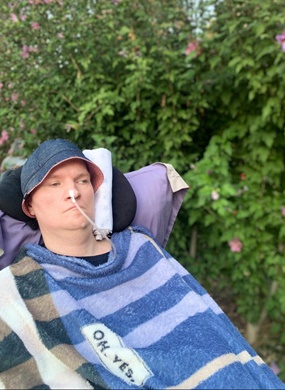 Жить- это... Дышать, видеть, чувствовать, ходить... 